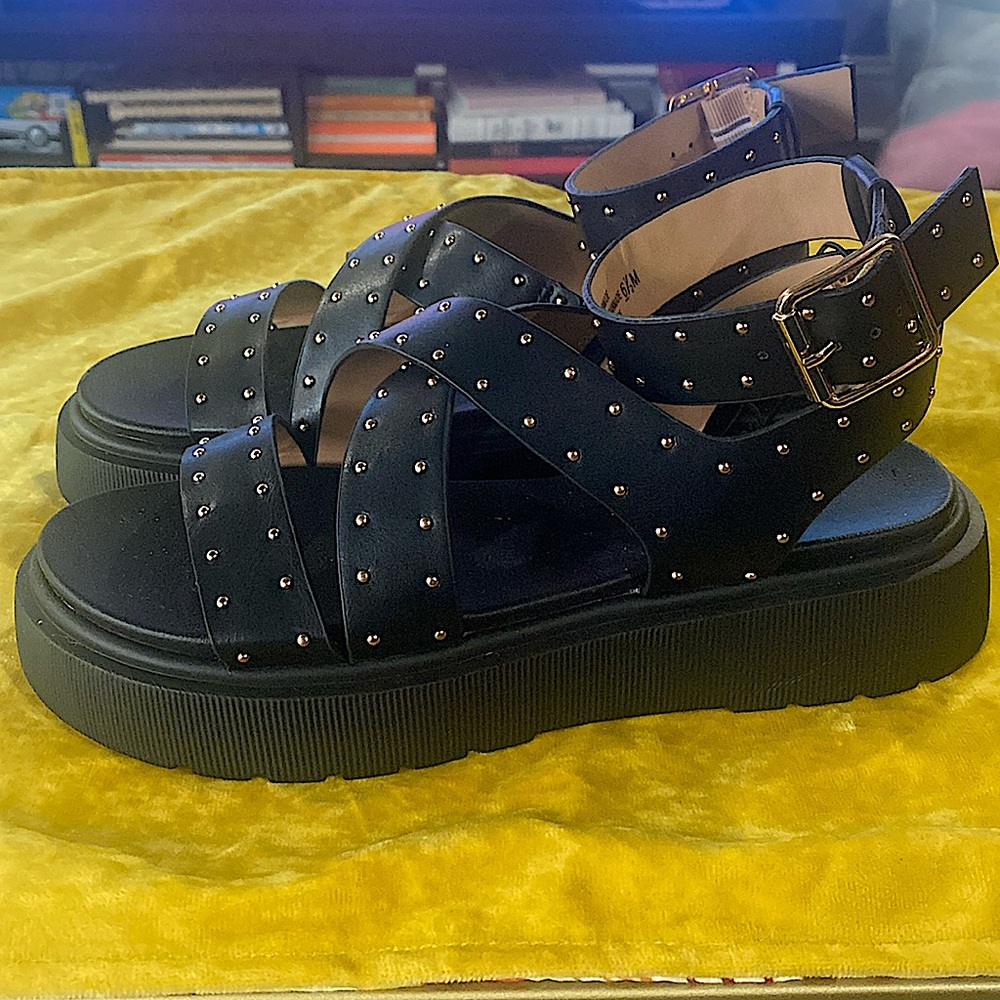 NWOT Soda Platform Sandal